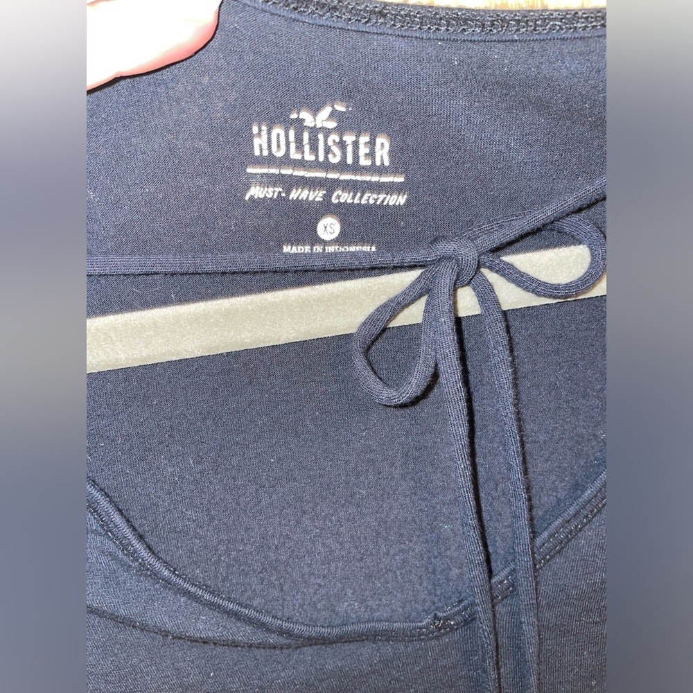 Hollister Must Have Collection Tie Front Long Sleeve Top - Picture 4 of 9